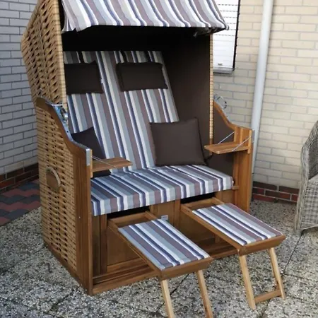 In Tossens Mit Moeblierter Terrasse