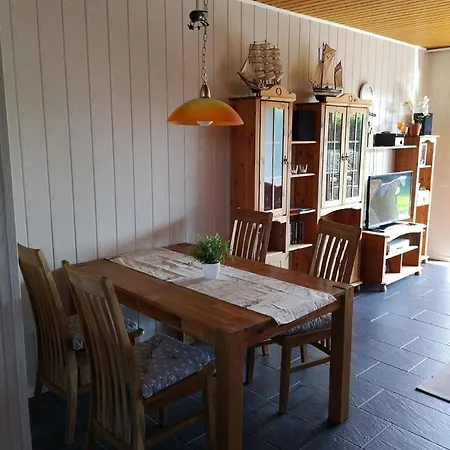 In Tossens Mit Moeblierter Terrasse *